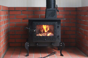 おのストーブ製 薪ストーブ 施工事例 No.001（高知県・古民家・ストーブ全体と火が灯った様子）