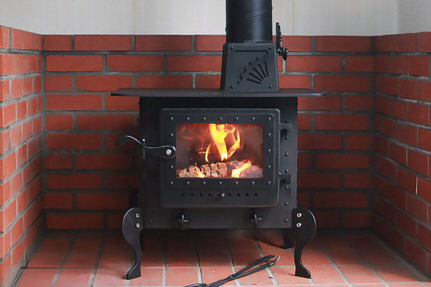 おのストーブ製 薪ストーブ 施工事例 No.001（高知県・古民家・ストーブ全体と火が灯った様子）