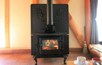 おのストーブ製 薪ストーブ 施工事例 No.002（高知県・ログハウス・ストーブ全体と火が灯った様子）