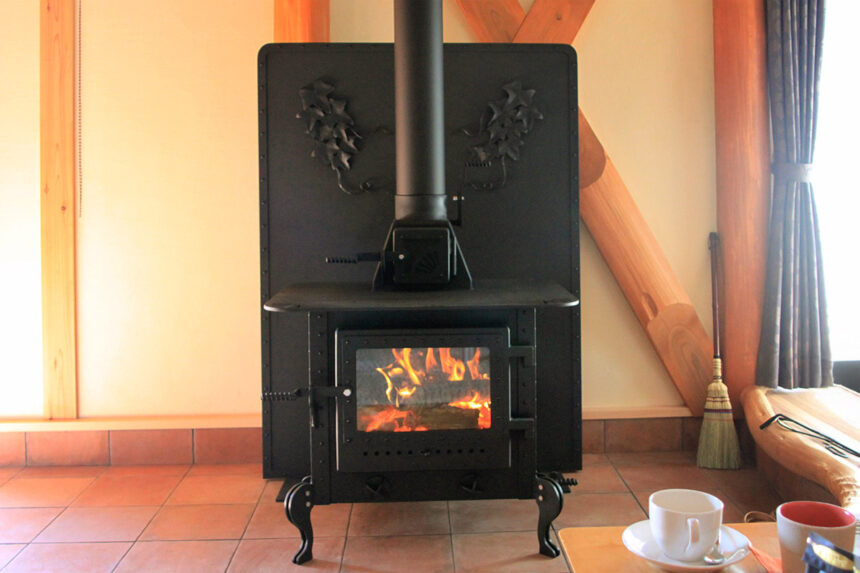 おのストーブ製 薪ストーブ 施工事例 No.002（高知県・ログハウス・ストーブ全体と火が灯った様子）