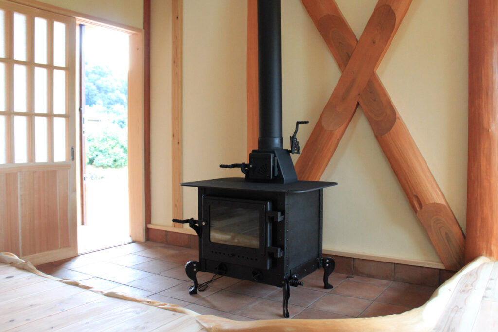 おのストーブ製 薪ストーブ 施工事例 No.002（高知県・ログハウス・薪ストーブを設置したお部屋の様子）