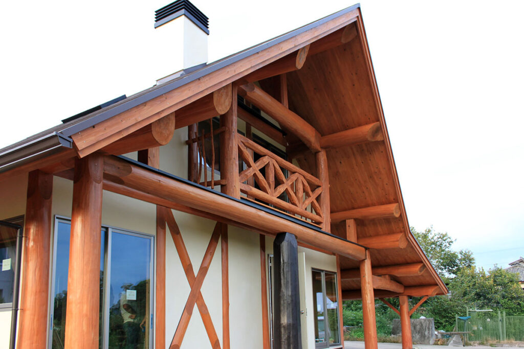 おのストーブ製 薪ストーブ 施工事例 No.002（高知県・ログハウス・ポスト＆ビームログハウスの外観）