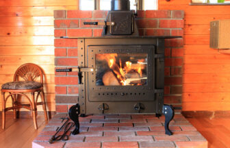 おのストーブ製 薪ストーブ 施工事例 No.003（高知県・日本家屋・ストーブ全体と火が灯った様子）