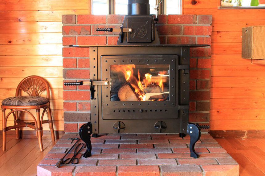 おのストーブ製 薪ストーブ 施工事例 No.003（高知県・日本家屋・ストーブ全体と火が灯った様子）