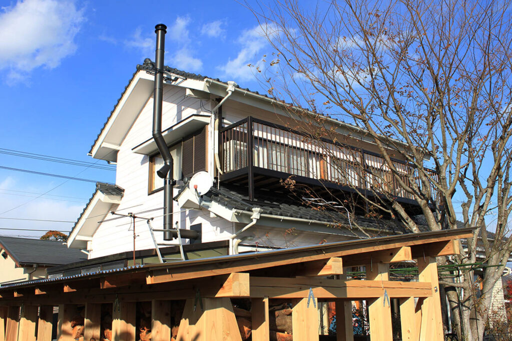 おのストーブ製 薪ストーブ 施工事例 No.003（高知県・日本家屋・薪棚と煙突の様子）