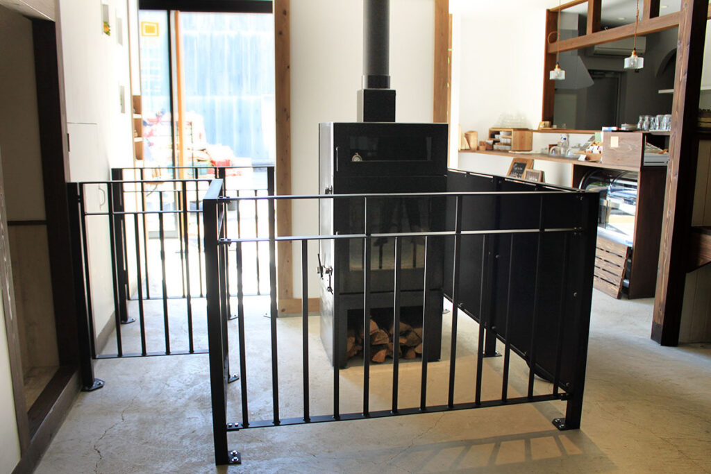 おのストーブ製 薪ストーブ 施工事例 No.005(高知県・カフェ・ストーブとハースゲートの様子)