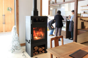 おのストーブ製 薪ストーブ 施工事例 No.005（高知県・カフェ・ストーブ全体と火とわんちゃんの様子）