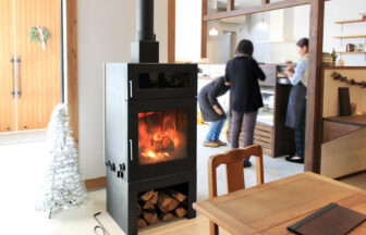 おのストーブ製 薪ストーブ 施工事例 No.005（高知県・カフェ・ストーブ全体と火とわんちゃんの様子）