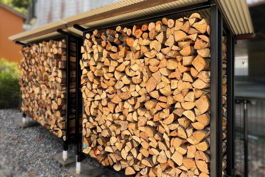 薪棚で薪を乾燥させる