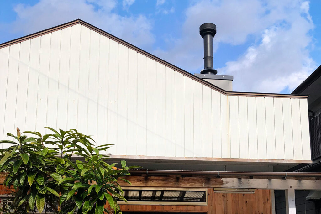 おのストーブ製 薪ストーブ 施工事例 No.004（高知県・リフォーム・屋外の囲いフラッシング煙突の様子）