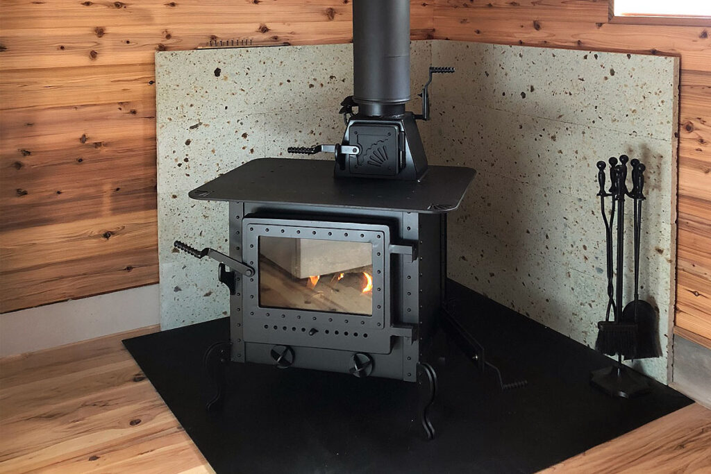 おのストーブ製 薪ストーブ 施工事例 No.004（高知県・リフォーム・部屋の中の薪ストーブ全体の様子）
