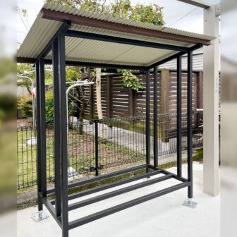 屋根とフレームのみの屋外用薪棚・1ブロック、薪を入れる前の状態