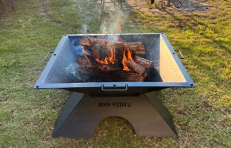 組み立て式焚き火台に薪をくべて燃えている様子