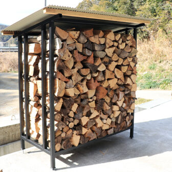 500kgの薪を収納した屋根付き屋外用薪棚・1ブロックタイプ