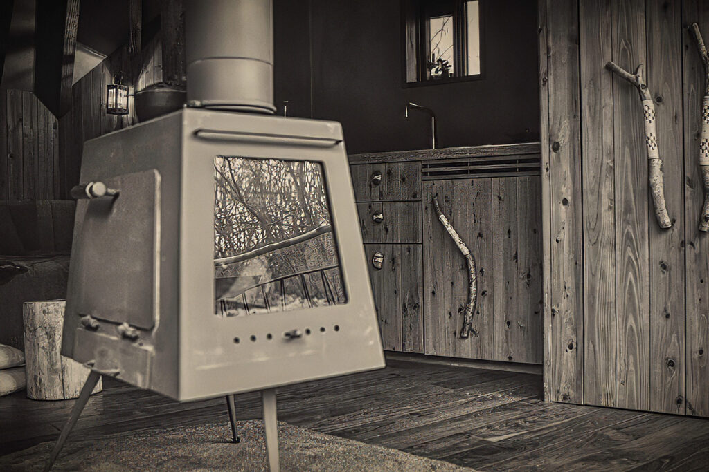 おのストーブ製 薪ストーブ 施工事例 No.103（箱根・ツリーハウス・薪ストーブモノクロ写真）