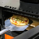 土日祝日限定カフェでピザを焼く