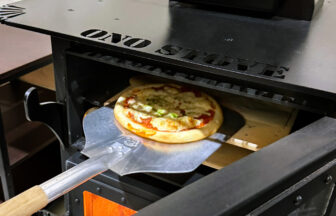 土日祝日限定カフェでピザを焼く