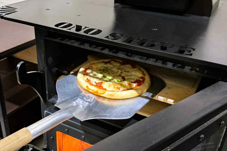 土日祝日限定カフェでピザを焼く
